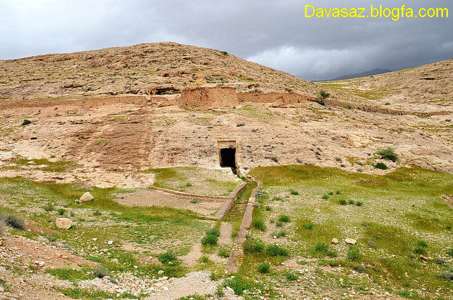 سازه های آبی مجاور نیایشگاه سنگی