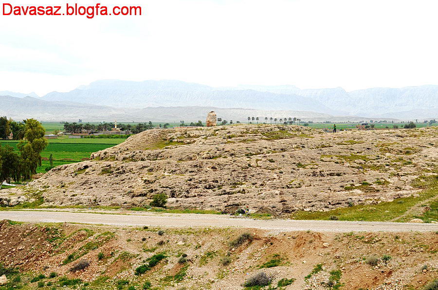 صخره آتشکده سنگی داراب از پشت