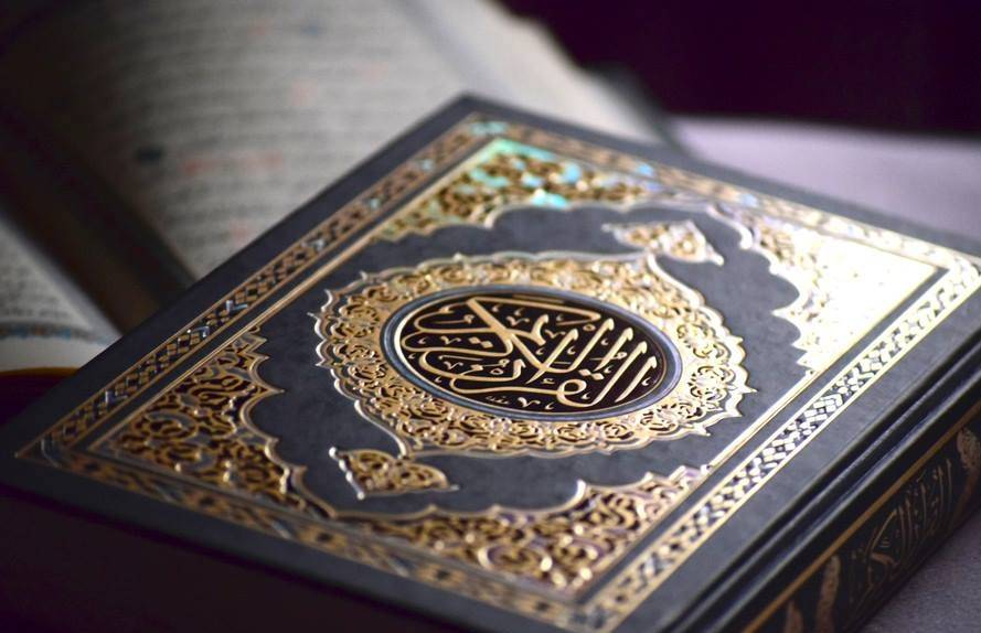 http://s9.picofile.com/file/8348293468/Quran.jpg