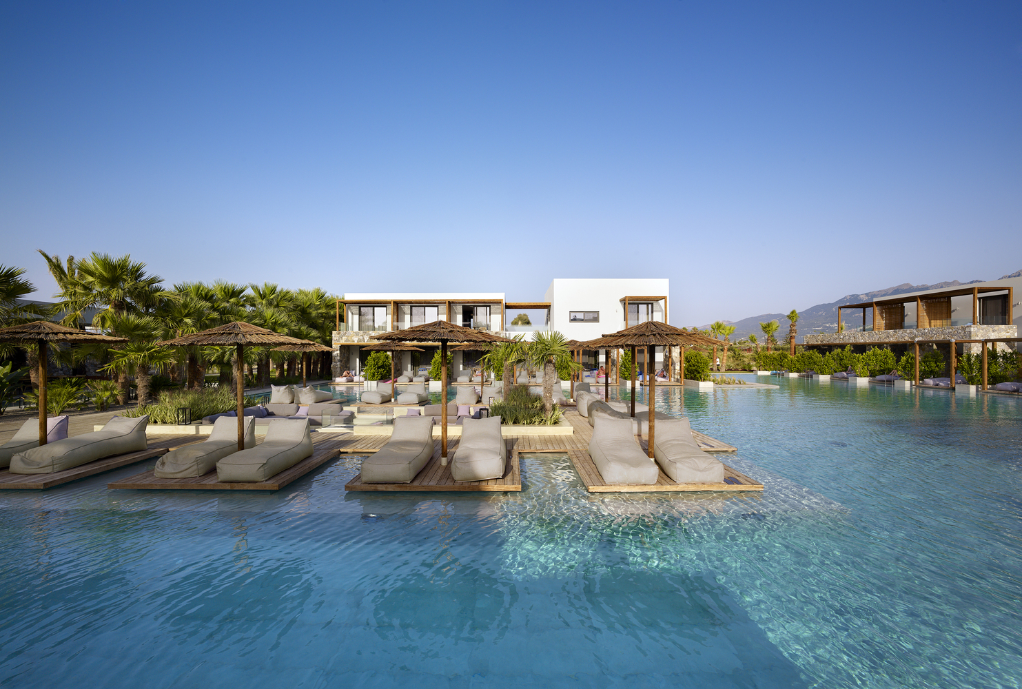 ویلای رویایی یونان Caravia Beach Junior Suites & Restaurant / Mastrominas ARChitecture