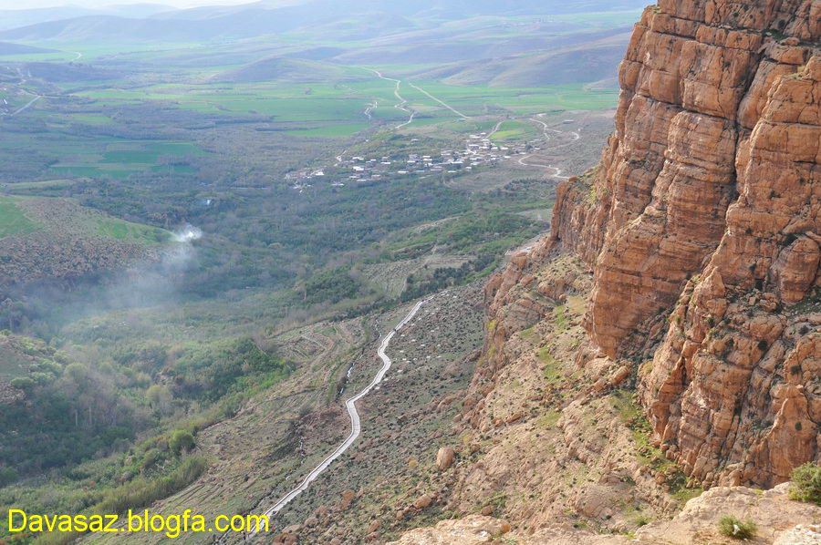 مسیر سنگفرش و روستای پیران از بالا
