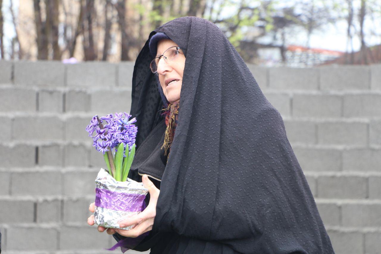 گزارش تصویری از اهدای گل به شهروندان در ازای تحویل پسماند خشک 31 photo 2019 03 20 23 19 39