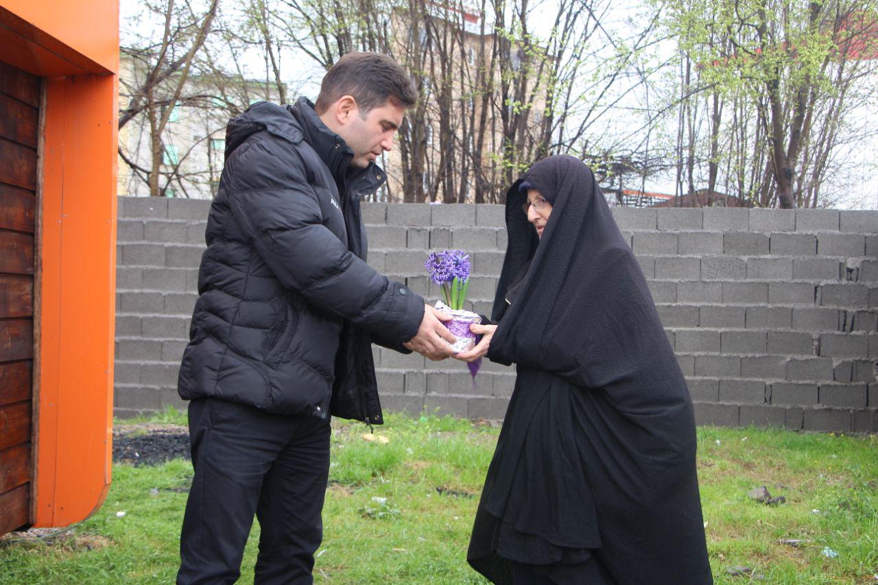 گزارش تصویری از اهدای گل به شهروندان در ازای تحویل پسماند خشک 32 photo 2019 03 20 23 19 41