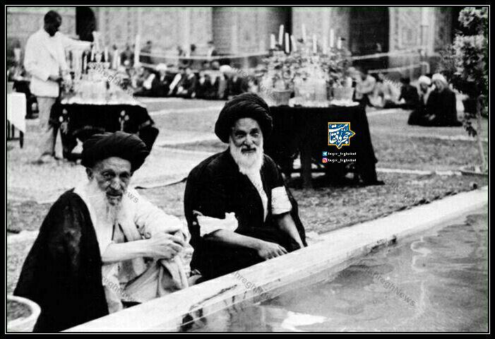 حاج میرزا حسین فقیه سبزواری و آیت الله سید علی اکبر خوئی [پدر آیت الله العظمی خوئی]   مشهد مقدس، بارگاه رضوی علیه السلام