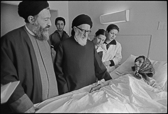 سید محمود طالقانی و سید محمد بهشتی در حال دیدار از یک مجروح در بیمارستان که در درگیری های سنندج زخمی شده است.